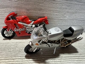 = Road & Track Maisto 1:18 Scale == silver Grey Ducati/and Red Ninja Motorcycle - Picture 1 of 24