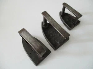 Anciens 3 petits fers à repasser XIX° siècle en fonte de cols ou manche - Foto 1 di 6