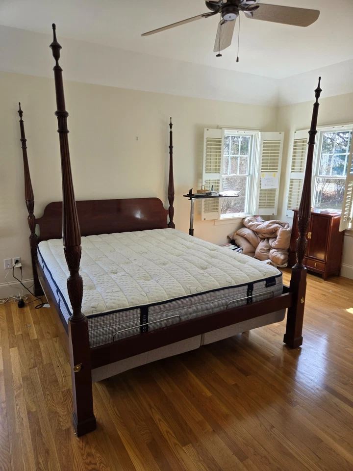 EXCEPTIONAL signed BAKER contemporary KING SIZE MAHOGANY POST TESTER BED - Image 1 of 4