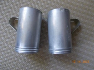 Agitatore sale e pepe in alluminio usato senza marchio, alto 3-3/8", diametro 1-7/8" - Foto 1 di 5