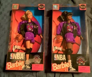 Toronto Raptors 2 Mattel Barbie Bambole Barbie NON APERTE CON SCATOLE NBA 1998 Vintage - Foto 1 di 10