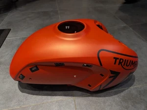Cubierta de tanque de combustible Triumph Trident 660 naranja mate Baja en muy buena condición T2403507-ez - Imagen 1 de 3