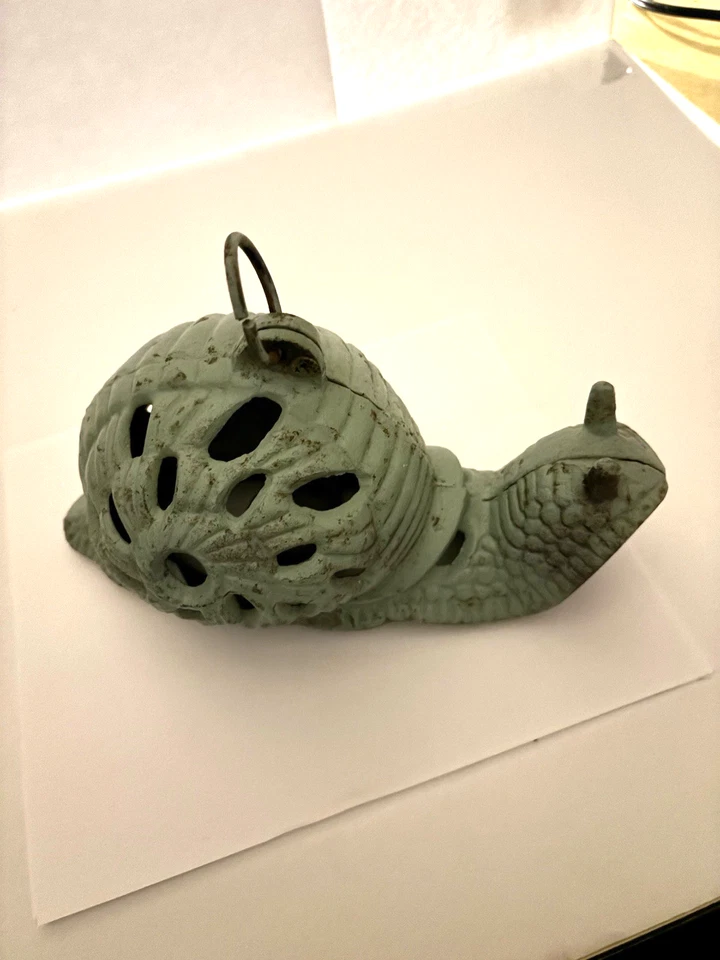 Linterna portavelas de caracol de hierro fundido Old Barn Find pesada de 10 pulgadas de largo Foto 1 de 4