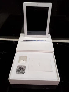 White Apple iPad 4 MD510LL/A 9.7" Internet Tablet WiFi 32GB iOS (Boxed) - Picture 1 of 4