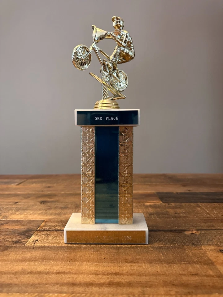 Vintage BMX Trophy 1984 3er lugar, azul, dorado, mármol, Skyway Mongoose Redline Foto 1 de 1