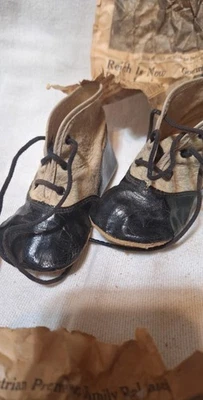 Antiguo par de zapatos de bebé de cuero victoriano botines con cordones noticias nazis clips de papel Foto 1 de 4