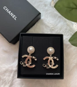 ¡NUEVO! ¡TAN BONITA! Pendientes de cristal perla de Chanel 22P oro disfraz joyería - Imagen 1 de 7