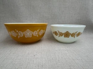 Juego de 2 cuencos mezcladores vintage PYREX Butterfly dorado anidado 402 403 1,5 y 2,5 cuartos - Imagen 1 de 9