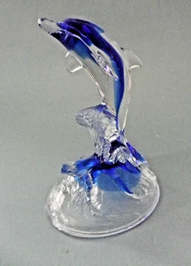 Figura de delfín de vidrio artístico azul cobalto sobre ondas esmeriladas azul y transparente 6,5" de alto - Imagen 1 de 9