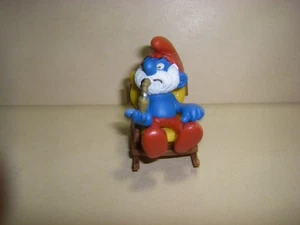 40228 Papa im Schaukelstuhl Schlumpf Schleich Peyo Made in Chin Schlümpfe Smurfs - Bild 1 von 3