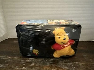 Disney Winnie Puuh Dose Geschenkset. Blechschlüssel/Münzbörse und Haar Twister. NEU - Bild 1 von 8