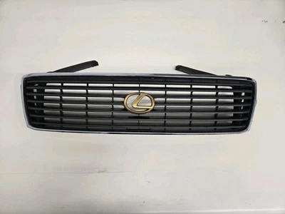 LEXUS LS400 1995-1997 CROMO GRIS/ORO EMBLEMA PARRILLA SUPERIOR DELANTERA OEM Foto 1 de 4