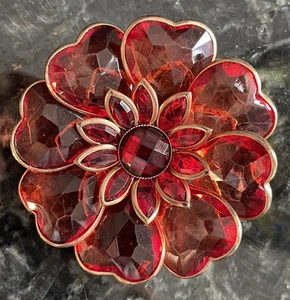 Broche Joan Rivers Corazón Rojo Flor Capas Facetado Lucita Tono Dorado Translúcido - Imagen 1 de 19