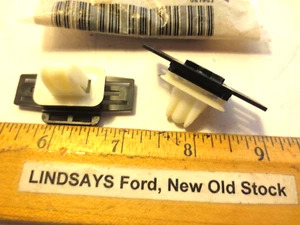 2 OEM PIECES FORD 2000/2003 FOCUS "CLIP" DEFROSTER COWEL PANEL, W703475-S300 - Picture 1 of 3