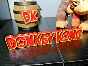 Supporto cimeli Donkey Kong ornamentale retrò display da collezione logo testo NES - Foto 1 di 3
