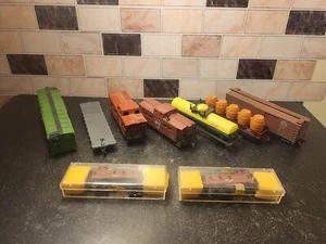 Vintage Lot Of 6 HO Scale Train Cars PRR Santa Fe Dupont Tyco Some Have Issues - Picture 1 of 12