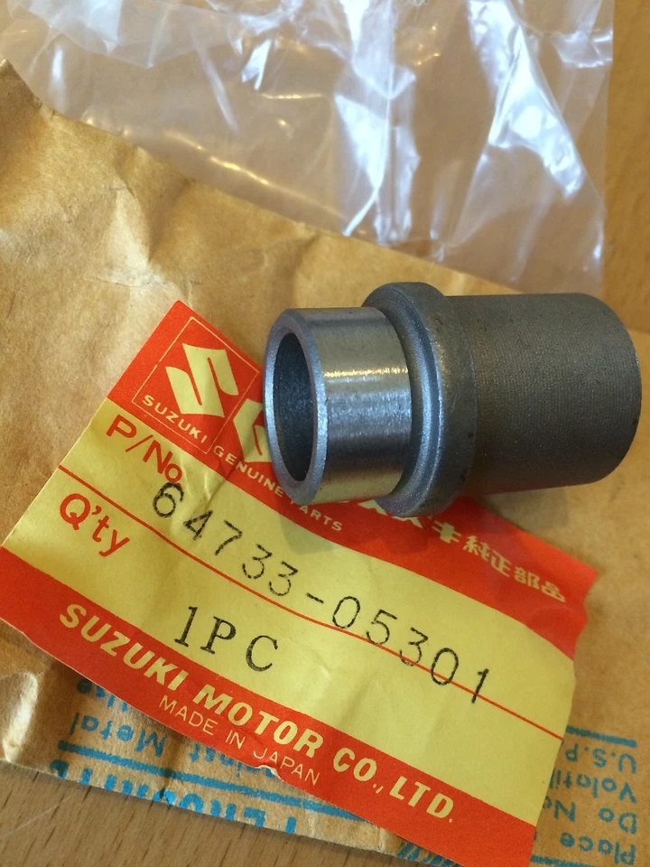 Retenedor de rueda trasera genuino Suzuki GN125 1997-2001 NUEVO 64733-05301 FREEPOST Foto 1 de 1