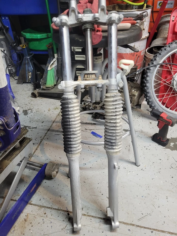 Yamaha TTR125E TTR125L TTR125LE 2000-2006 OEM COMP JUEGO DE HORQUILLAS DELANTERAS TRIPLE ÁRBOL Foto 1 de 4