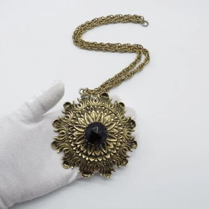 Collar medallón de vidrio negro vintage MR.WE tono dorado ornamentado declaración 30" * - Imagen 1 de 21