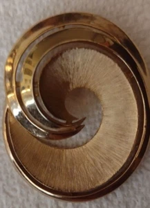 Vintage Crown Trifari Gold Oval Swirl Brooch Signed - Picture 1 of 6