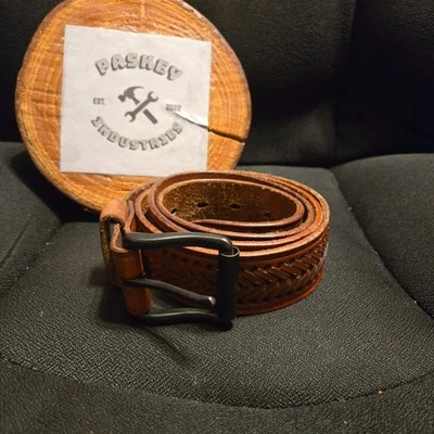 Cinturón de cuero genuino marrón 44" con patrón de águila ornamentado, hebilla negra Foto 1 de 4