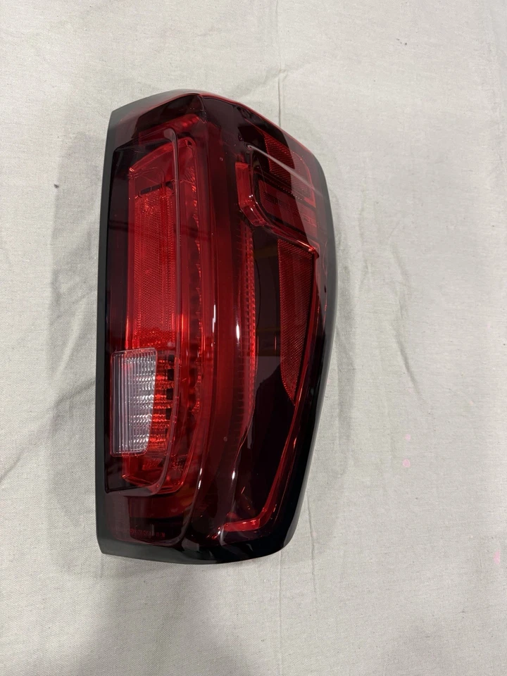 PASSENGER RT TAILLIGHT LAMP LED: 2020 - 2023 GMC SIERRA 2500HD/3500HD - Image 1 of 4