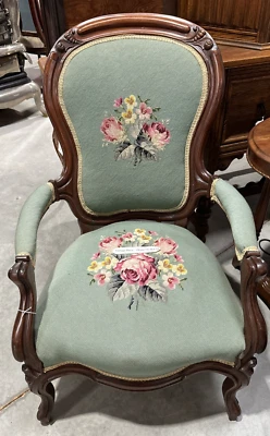 Silla Victoria vintage de nogal punta de aguja  Foto 1 de 4