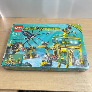 LEGO - 7775 - AQUA RAIDERS - AQUABASE INVASION - w/ stickers, box, book, figs + - Foto 1 di 11