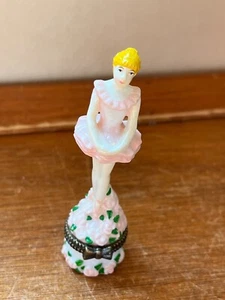 Midwest of Cannon Falls kleine rosa Keramik Ballerina auf Rosenstapel Schmuckstück - Bild 1 von 7