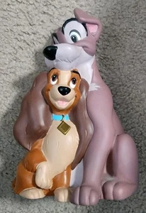 Banco de monedas Lady and the Tramp Disney Piggy Dogs de plástico con tapón de colección RARO - Imagen 1 de 3