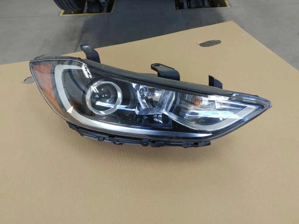 Faro halógeno derecho Hyundai Elantra 2017-2018. Foto 1 de 4