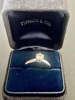 Обручальное кольцо с подлинным платиновым бриллиантом 0,57 карата Tiffany & Co. Размер 6 (F27) - Изображение 1 из 4