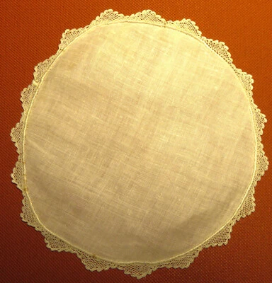 NAPPERONS VINTAGE LINON BLANC à FRISE brodée à l'AIGUILLE  LOT de 5 ø: 16,5 cm - Photo 1/3