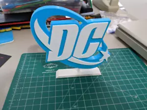 Logotipo de DC Comics impreso en 3D con soporte de exhibición estante color pared - Imagen 1 de 3