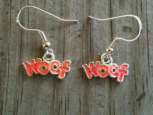 Pendientes esmaltados a mano de color rosa naranja brillante para perros ""woof"" enchapados en plata - Imagen 1 de 1