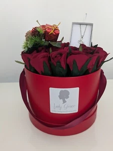 Hat Box Red Silk Flowers & Necklace - Gift Hamper - Picture 1 of 2