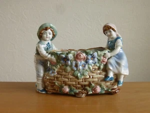 Alte Jardiniere Blumenschale Porzellanfigur Mädchen u. Junge Blumenkorb um 1900 - Bild 1 von 13