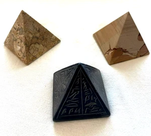 LOT 3 PAPER WEIGHT EGYPTIAN PYRAMID (2) TAN MARBLE/ (1) BLACK BASALT HEIROGLYPH - Picture 1 of 4
