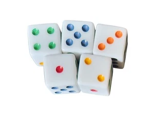 Set 5 Pezzi Dadi in Resina Bianca con Punti Multicolore - Nuovi - Foto 1 di 1