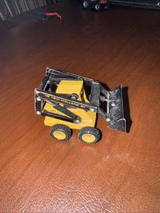 Ertl New Holland L-555 Skid Loader 1/64 NH-381-E3 - Picture 1 of 6