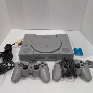Sistema PlayStation Original PS1 SCPH-7501 Paquete con 2 Controladores y Tarjeta de Memoria - Imagen 1 de 12