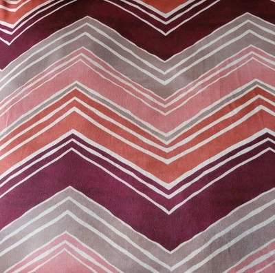 Chevron Tejido en Rosa Profundo y Rosa con Blanco sobre Beige Doble Punto - Elástico 2 Vías Foto 1 de 4