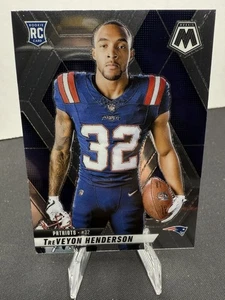 💥2025 Panini Mosaic TreVeyon Henderson Rookie Variation #27 RC Patriots - Imagen 1 de 2