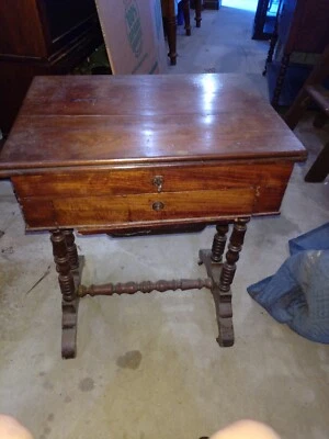 Antiguo soporte de costura de nogal negro elevador superior con compartimentos dentro uno... Foto 1 de 4