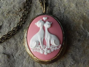 MEDALLÓN CAMAFEO CORAZÓN ENAMORADO GATO (S) BLANCO - BRONCE ANTIGUO, ASPECTO VINTAGE, CALIDAD - Imagen 1 de 4