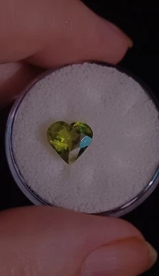 Peridoto verde manzana en forma de corazón de 1,20 quilates Foto 1 de 4