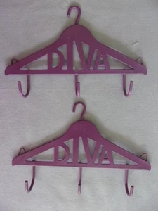 2 Diva Mini Schmuck/Zubehör Kleiderbügel lila lackiertes Metall 6" breit x 4" hoch - Bild 1 von 2