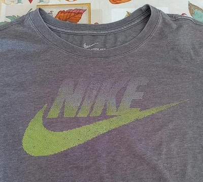 Camiseta Nike Vintage Grande Gris y Verde Logo Foto 1 de 4