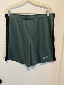 NIKE HERREN DRI FIT SLIM GRÜN SHORT LARGE NEU MIT ETIKETT - Bild 1 von 3