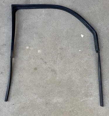 96-2002 TOYOTA 4RUNNER RIGHT FRONT DOOR-GLASS RUBBER SEAL MOLDING RUN CHANNEL - Image 1 of 4